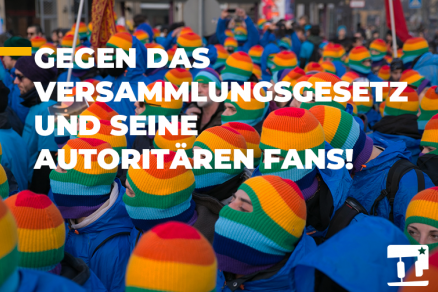 VersammlungsgesetzStoppen Im Hintergrund zu sehen sind viele mit Regenbogen-Sturmhauben vermummte Menschen. Davor prangt in weißer Schrift: "Gegen das Versammlungsgesetz und seine autoritären Fans"